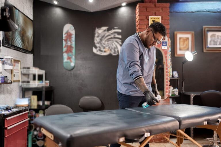 preparar la cabina del tatuador de manera higiénica